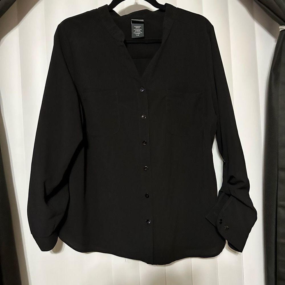 Covington black blouse, two front pockets , adjustable sleeves